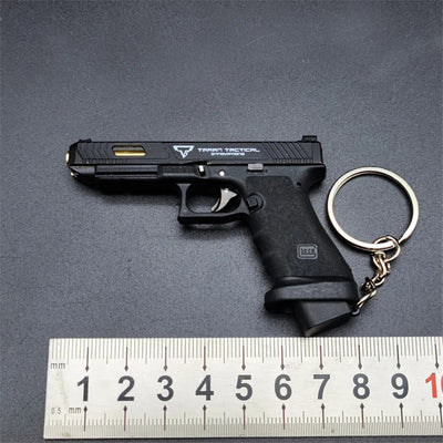 GLOCK34 TTI Shell Eject Mini Gun Keychain 1:3 Miniature Metal Pistol Keyring Pendant Ornament Gift for Army Fan Model Collection